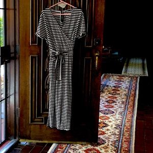 No manufacture name. Purchased on Amazon.   65% polyester, 35% cotton